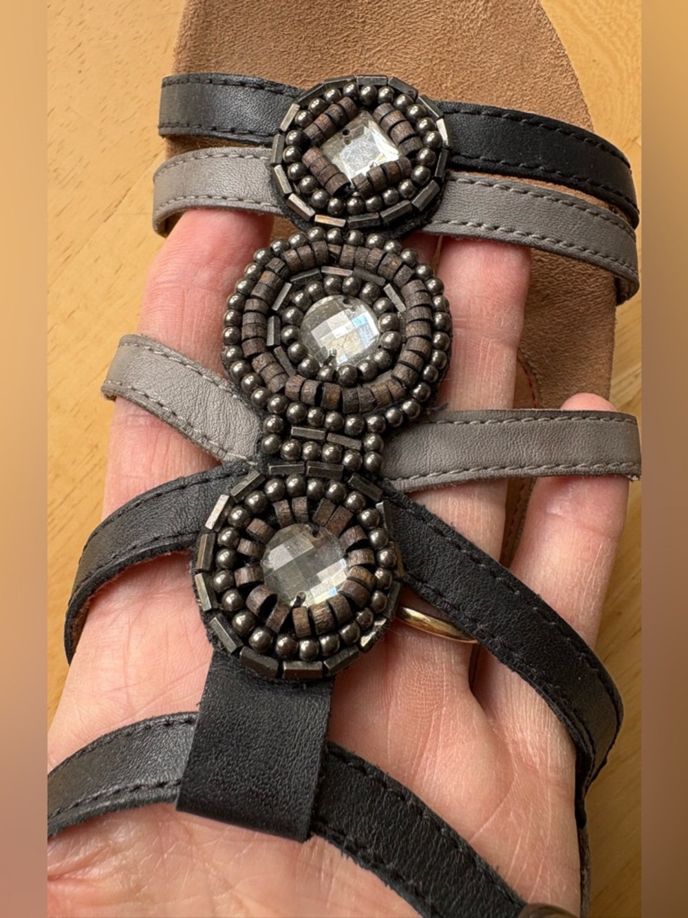 Cobb Hill NWOT “Hannah” Multi-Tonal Black/Gray Strappy Beaded Medallion Sandal 8 - Picture 6 of 10